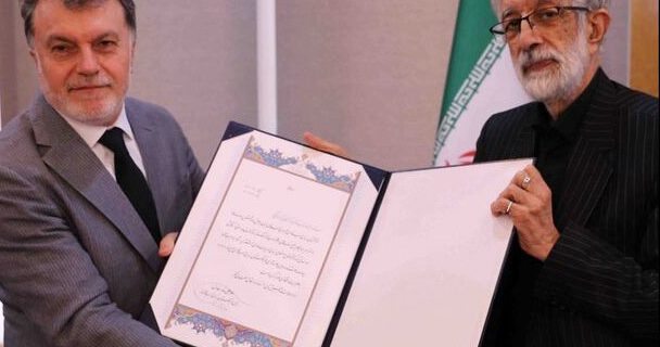 عضویتِ افتخاری سفیر ترکیه در فرهنگستان زبان